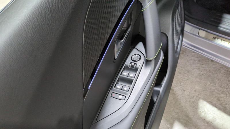 Peugeot 2008 Hybrid 145 e-dcs6 gt + jantes 18 + pack vision & navigation drive assist plus