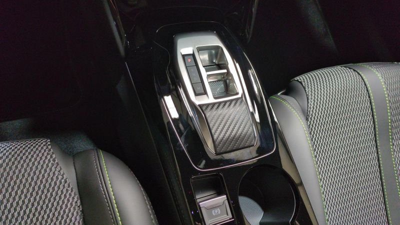 Peugeot 2008 Hybrid 145 e-dcs6 gt + jantes 18 + pack vision & navigation drive assist plus