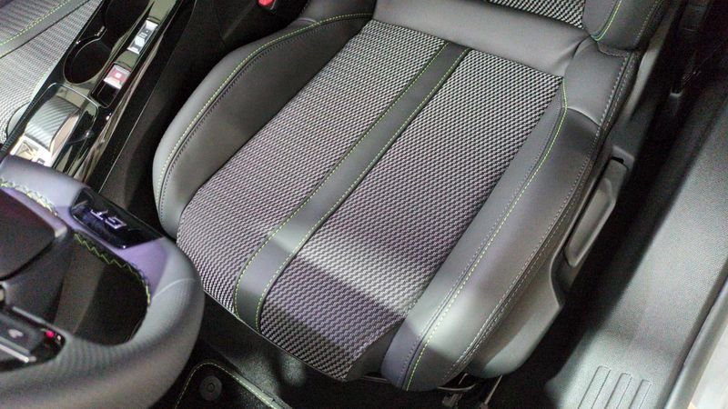 Peugeot 2008 Hybrid 145 e-dcs6 gt + jantes 18 + pack vision & navigation drive assist plus