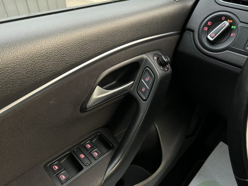 VOLKSWAGEN POLO 5 V PHASE 2 SPORTLINE 1.2 TSI 110 Cv 1ERE MAIN BOITE AUTO TOIT OUVRANT Garantie1an