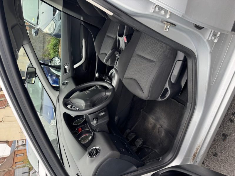 PEUGEOT  308  1.6 HDI 90CV ET 5 CV FISCAUX  2011