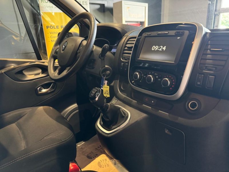 RENAULT TRAFIC L2H1 1300 2.0 dCi 145ch Energy Grand Confort / ATTELAGE / ENTRETIEN RENAULT COMPLET / ECHELLE + GALERIE / HABILLAGE BOIS / PRIX HT / CAMERA /  2020