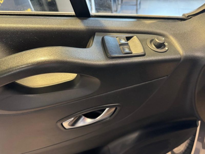 RENAULT TRAFIC L2H1 1300 2.0 dCi 145ch Energy Grand Confort / ATTELAGE / ENTRETIEN RENAULT COMPLET / ECHELLE + GALERIE / HABILLAGE BOIS / PRIX HT / CAMERA /  2020