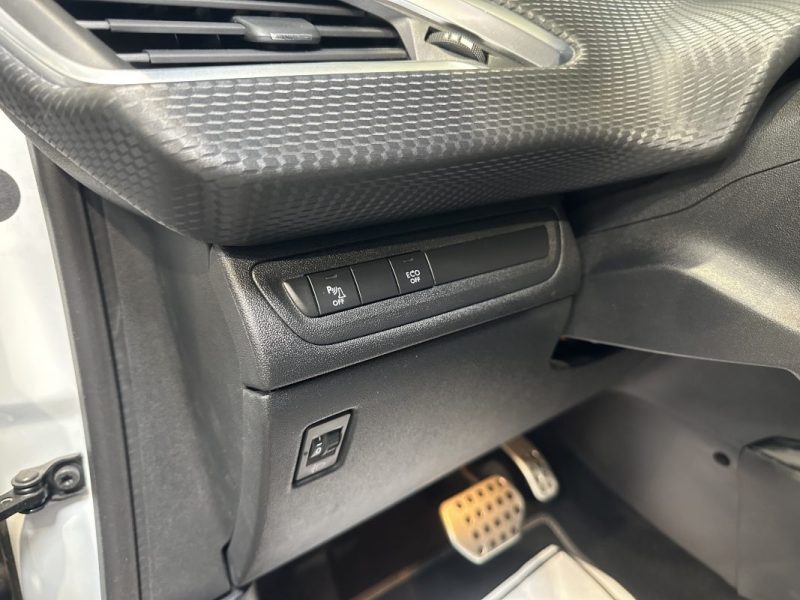 PEUGEOT 2008 1.2 PureTech 110ch CROSSWAY EAT6 - 1e MAIN - DISTRI NEUVE - CAMERA + CARPLAY