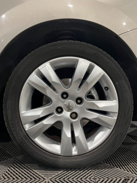 PEUGEOT 5008 1.6 HDI 110CH