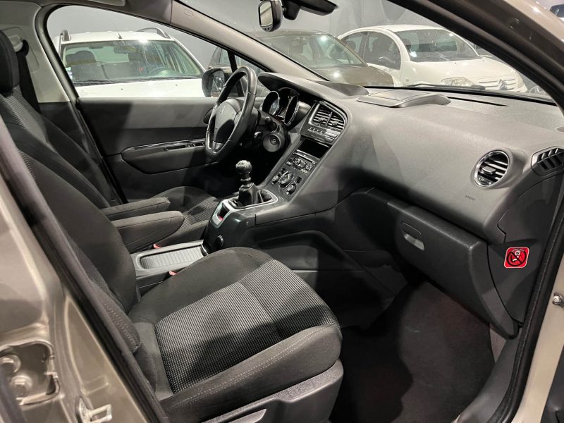 PEUGEOT 5008 1.6 HDI 110CH