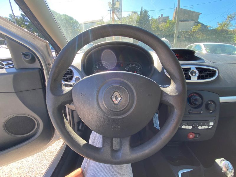 RENAULT CLIO 1.2i - 16V 2011