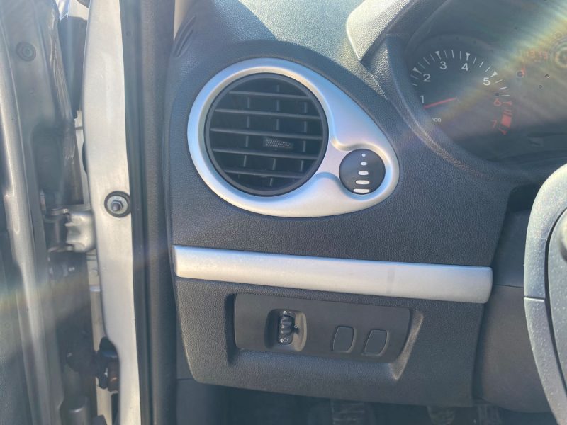 RENAULT CLIO 1.2i - 16V 2011