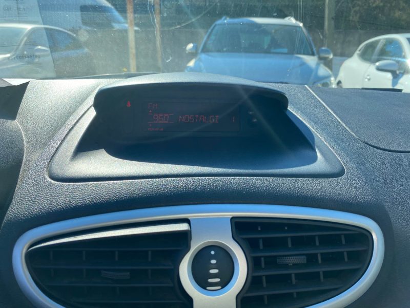 RENAULT CLIO 1.2i - 16V 2011