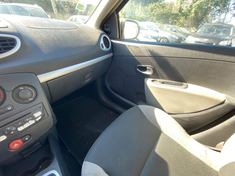 RENAULT CLIO 1.2i - 16V 2011