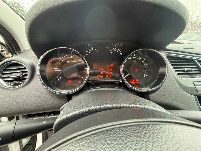 PEUGEOT 5008 ALLURE 1.6 HDI 120CV BOITE AUTOMATIQUE EAT6 2015