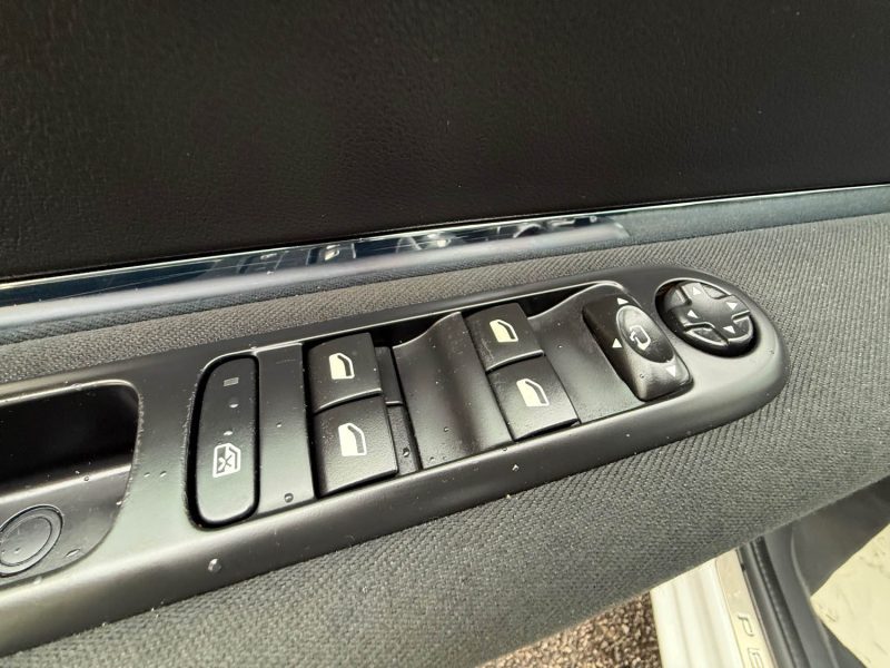 PEUGEOT 5008 ALLURE 1.6 HDI 120CV BOITE AUTOMATIQUE EAT6 2015