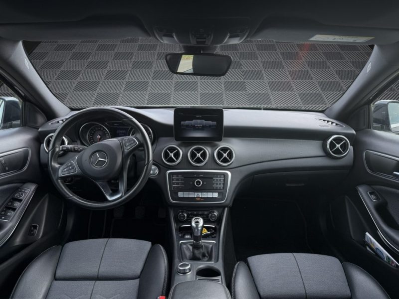 MERCEDES CLASSE GLA 180 d Intuition BlueEfficiency 109 cv / Toit ouvrant