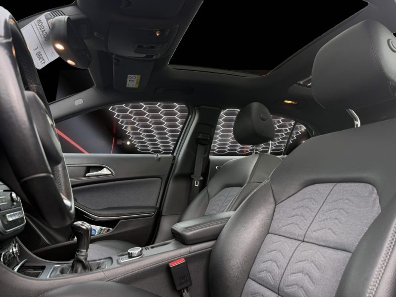 MERCEDES CLASSE GLA 180 d Intuition BlueEfficiency 109 cv / Toit ouvrant