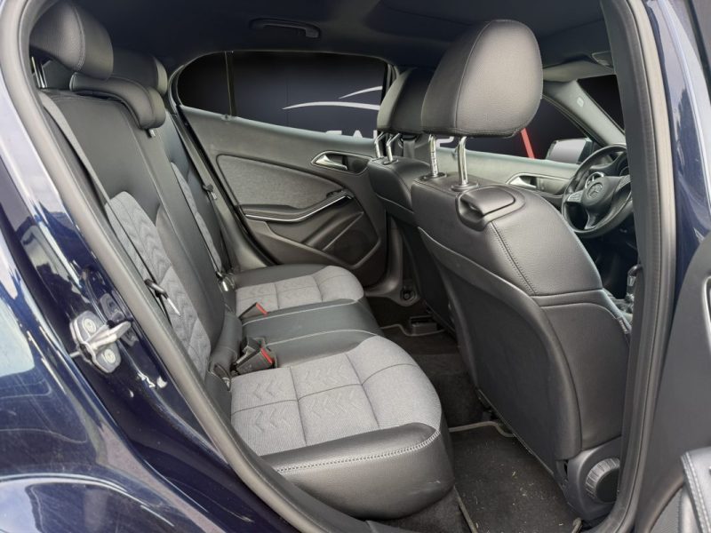 MERCEDES CLASSE GLA 180 d Intuition BlueEfficiency 109 cv / Toit ouvrant