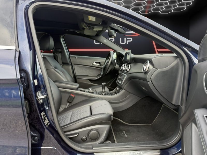 MERCEDES CLASSE GLA 180 d Intuition BlueEfficiency 109 cv / Toit ouvrant