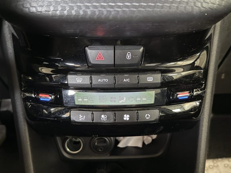 Peugeot 2008 1.2 PureTech 82cv BMP5 - DISTRIBUTION A JOUR - TOIT PANORAMIQUE - REGULATEUR 