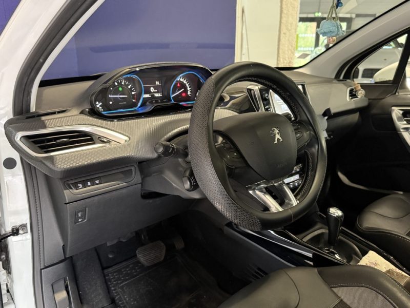Peugeot 2008 1.2 PureTech 82cv BMP5 - DISTRIBUTION A JOUR - TOIT PANORAMIQUE - REGULATEUR 
