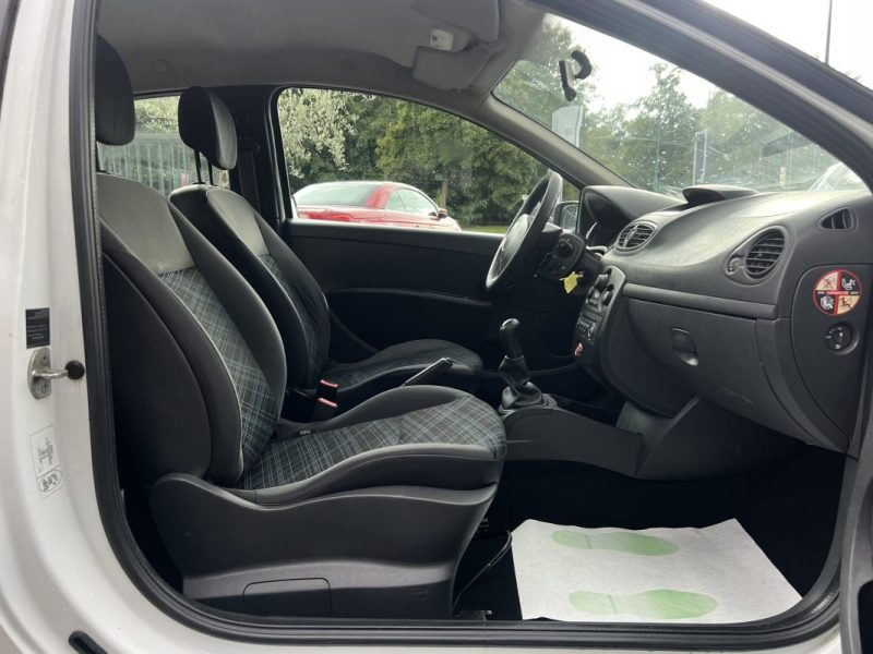 RENAULT CLIO 3 III SOCIETE 1.5 DCI 70 Cv FRAIS A PREVOIR - BIEN LIRE L ANNONCE