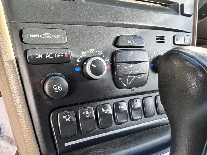 VOLVO XC90 2.4 D5 200 AWD MOMENTUM GEARTRONIC 7PL - 1ER MAIN