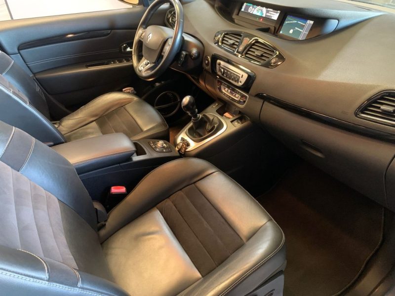 RENAULT GRAND SCENIC III 7p INITIAL PARIS 1.6 dCi 130ch BVM6-Toit ouvrant-Siège chauffant- Attelage 