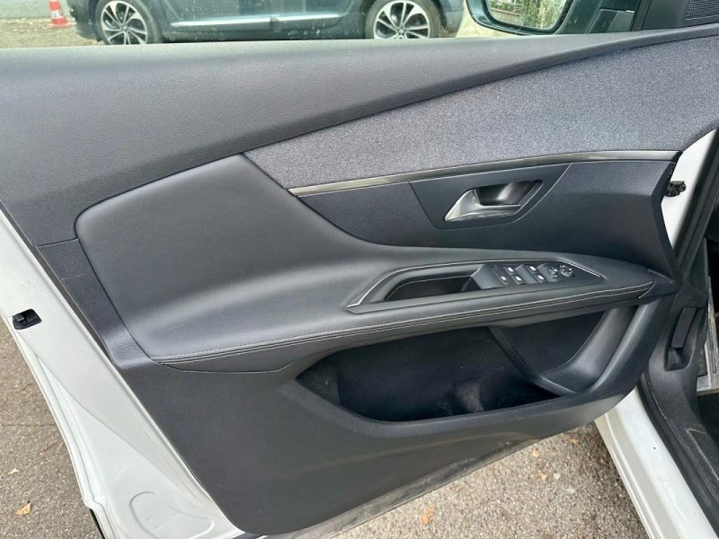 PEUGEOT 3008 1.5 BlueHDi 130 GT Line EAT8 **1ère MAIN** 