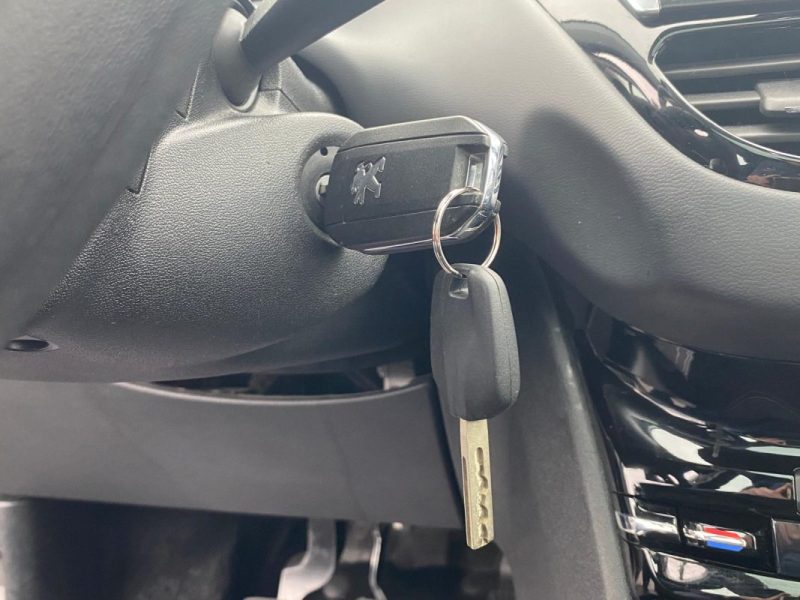 🚗 PEUGEOT 208 1.2 82Ch Allure 5P - 📱 Apple Car Play - 🌤️Toit Panoramique - ❄️Sièges chauffants 