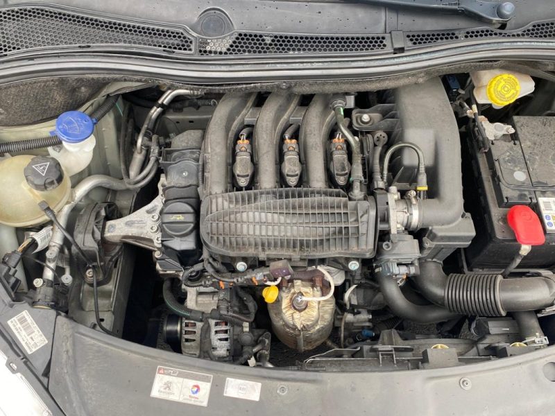 🚗 PEUGEOT 208 1.2 82Ch Allure 5P - 📱 Apple Car Play - 🌤️Toit Panoramique - ❄️Sièges chauffants 