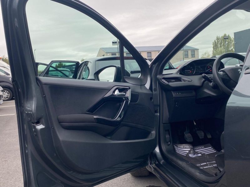 🚗 PEUGEOT 208 1.2 82Ch Allure 5P - 📱 Apple Car Play - 🌤️Toit Panoramique - ❄️Sièges chauffants 