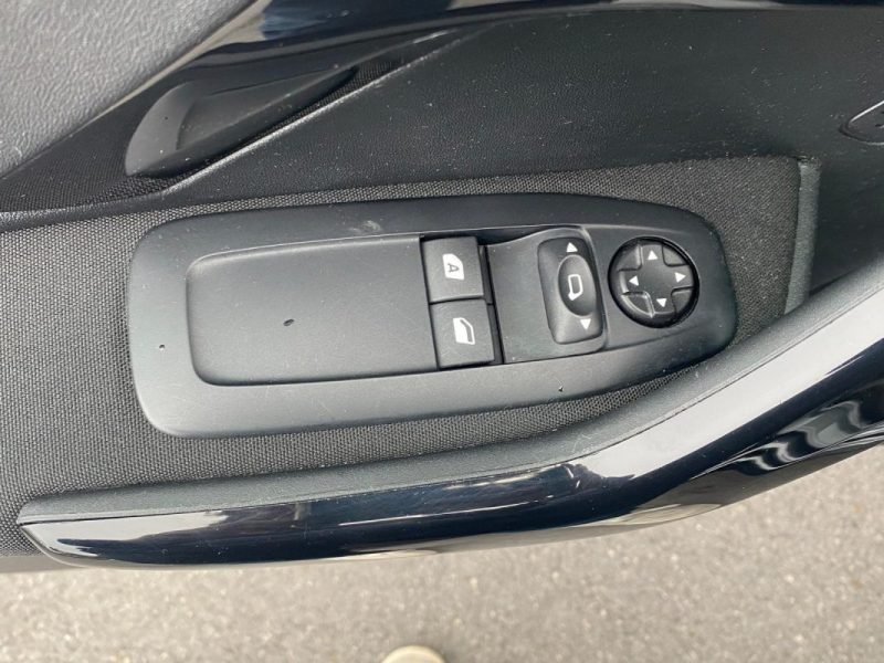 🚗 PEUGEOT 208 1.2 82Ch Allure 5P - 📱 Apple Car Play - 🌤️Toit Panoramique - ❄️Sièges chauffants 