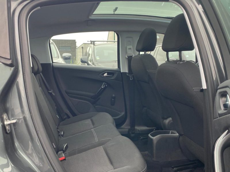 🚗 PEUGEOT 208 1.2 82Ch Allure 5P - 📱 Apple Car Play - 🌤️Toit Panoramique - ❄️Sièges chauffants 
