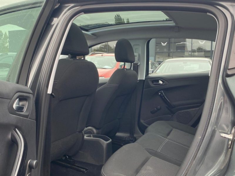 🚗 PEUGEOT 208 1.2 82Ch Allure 5P - 📱 Apple Car Play - 🌤️Toit Panoramique - ❄️Sièges chauffants 