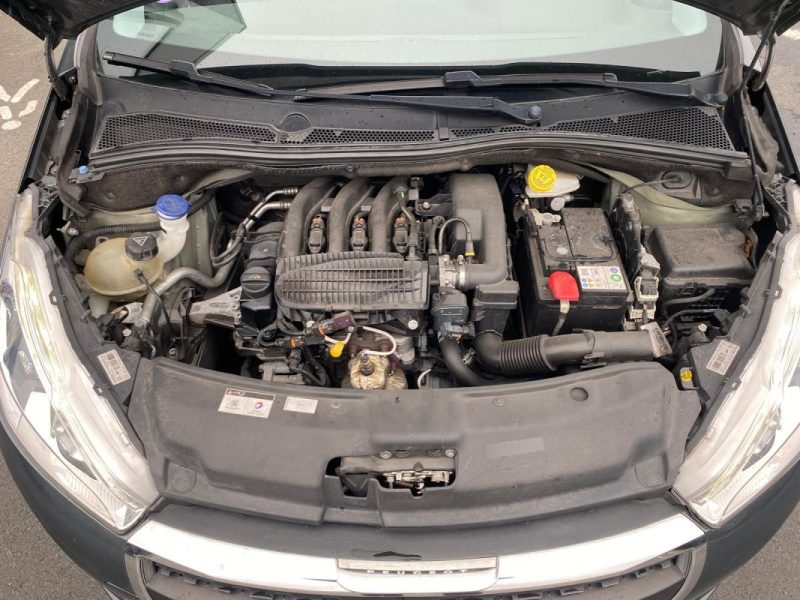 🚗 PEUGEOT 208 1.2 82Ch Allure 5P - 📱 Apple Car Play - 🌤️Toit Panoramique - ❄️Sièges chauffants 