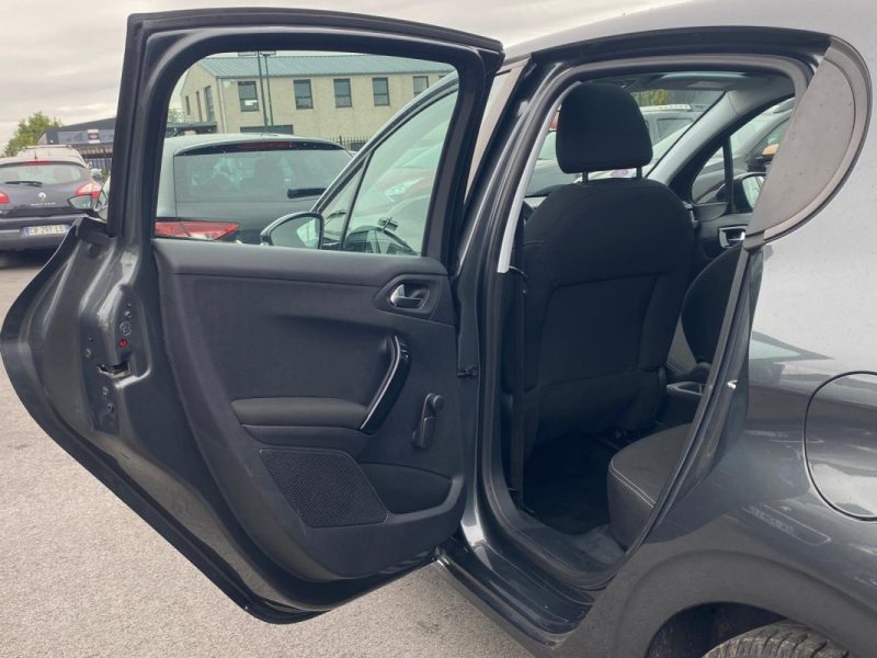 🚗 PEUGEOT 208 1.2 82Ch Allure 5P - 📱 Apple Car Play - 🌤️Toit Panoramique - ❄️Sièges chauffants 