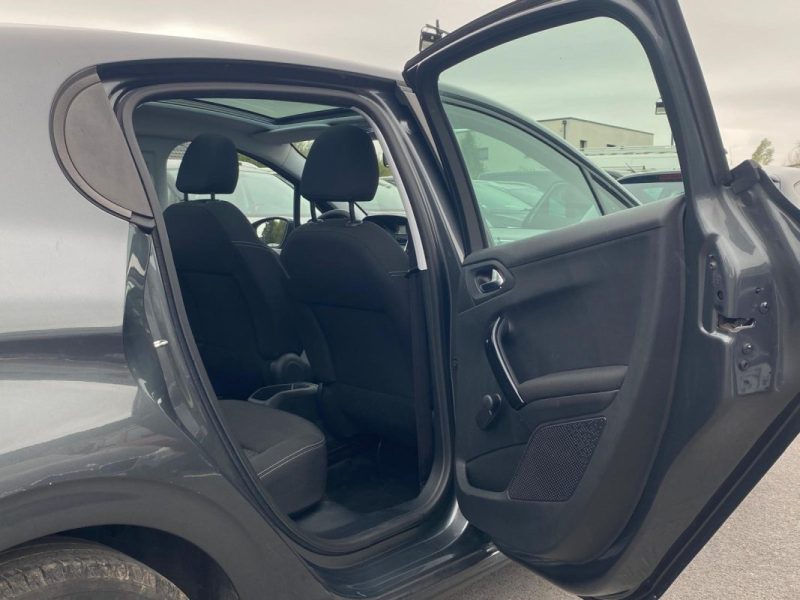 🚗 PEUGEOT 208 1.2 82Ch Allure 5P - 📱 Apple Car Play - 🌤️Toit Panoramique - ❄️Sièges chauffants 