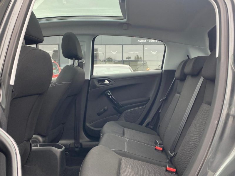 🚗 PEUGEOT 208 1.2 82Ch Allure 5P - 📱 Apple Car Play - 🌤️Toit Panoramique - ❄️Sièges chauffants 