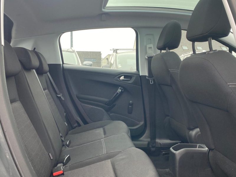 🚗 PEUGEOT 208 1.2 82Ch Allure 5P - 📱 Apple Car Play - 🌤️Toit Panoramique - ❄️Sièges chauffants 