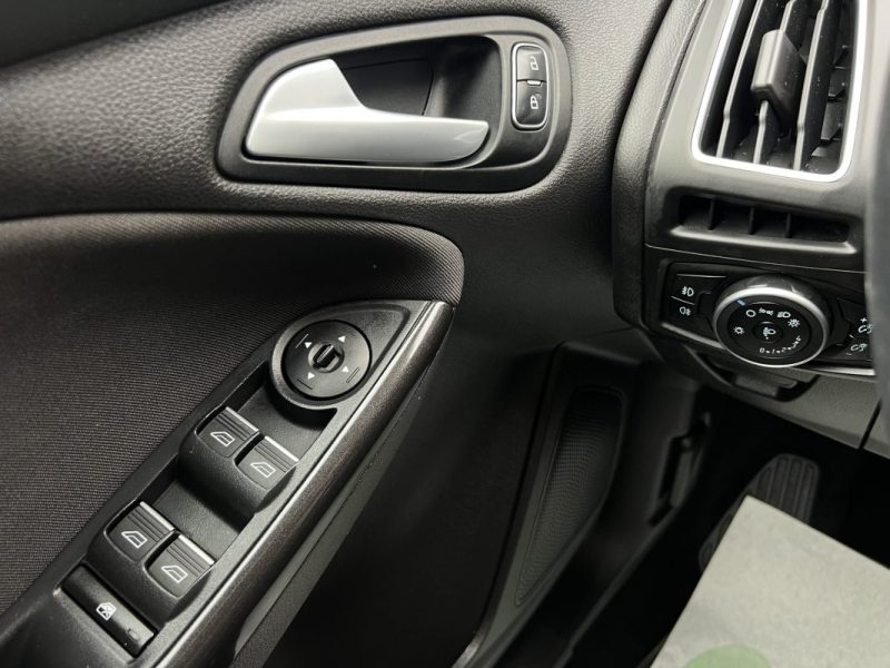 FORD FOCUS III PHASE 2 TITANIUM 1.0 ECOBOOST 100 Cv 1ERE MAIN / GRAND GPS CRIT AIR 1 - GARANTIE 1 AN