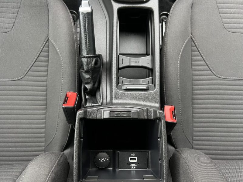 FORD FOCUS III PHASE 2 TITANIUM 1.0 ECOBOOST 100 Cv 1ERE MAIN / GRAND GPS CRIT AIR 1 - GARANTIE 1 AN