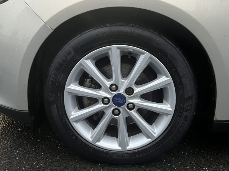 FORD FOCUS III PHASE 2 TITANIUM 1.0 ECOBOOST 100 Cv 1ERE MAIN / GRAND GPS CRIT AIR 1 - GARANTIE 1 AN