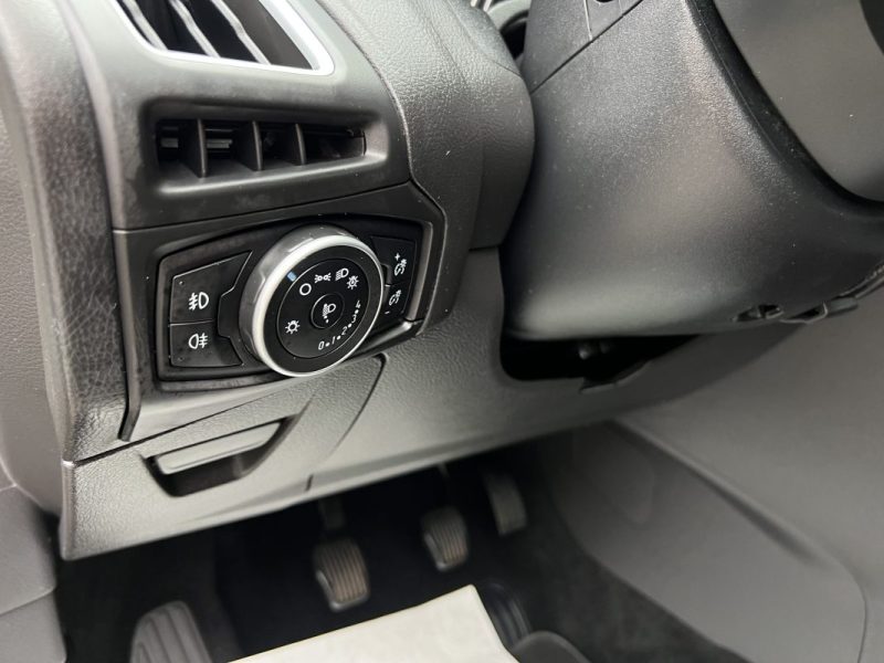 FORD FOCUS III PHASE 2 TITANIUM 1.0 ECOBOOST 100 Cv 1ERE MAIN / GRAND GPS CRIT AIR 1 - GARANTIE 1 AN