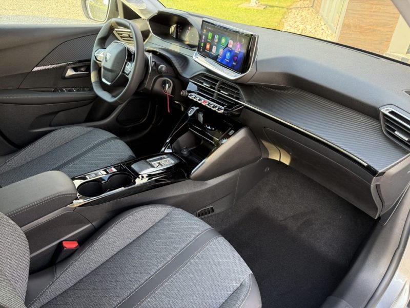 PEUGEOT 208 HYBRID 110 E-DCS6 ALLURE + ANGLES MORTS + NAVI 2025