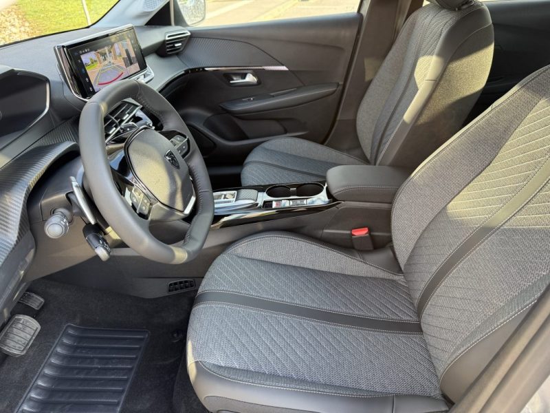 PEUGEOT 208 HYBRID 110 E-DCS6 ALLURE + ANGLES MORTS + NAVI 2025