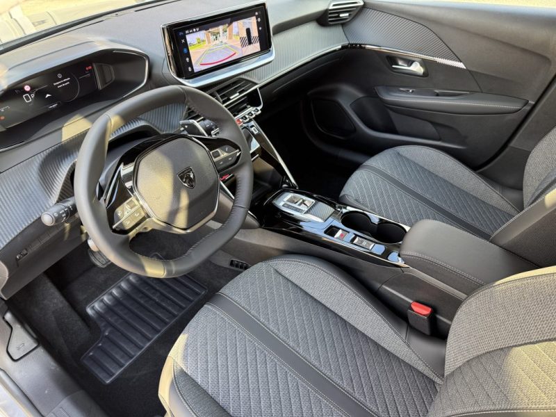PEUGEOT 208 HYBRID 110 E-DCS6 ALLURE + ANGLES MORTS + NAVI 2025