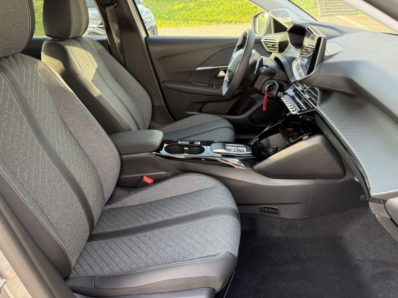 PEUGEOT 208 HYBRID 110 E-DCS6 ALLURE + ANGLES MORTS + NAVI 2025