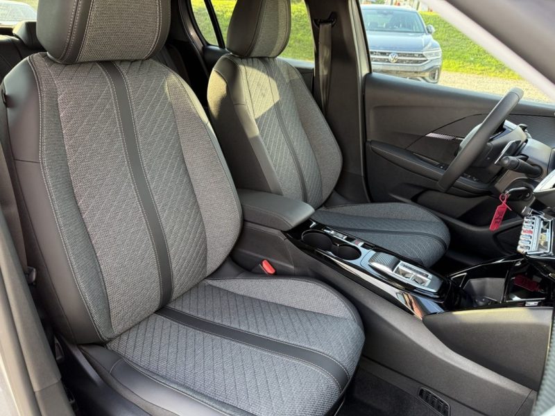 PEUGEOT 208 HYBRID 110 E-DCS6 ALLURE + ANGLES MORTS + NAVI 2025