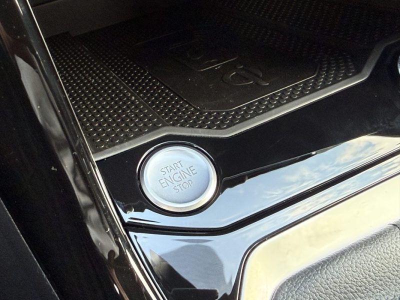 VOLKSWAGEN T-ROC 1.5 TSI 150 DSG7 R-LINE EDITION / MATRIX LED / SIEGES CHAUFFANTS 2025