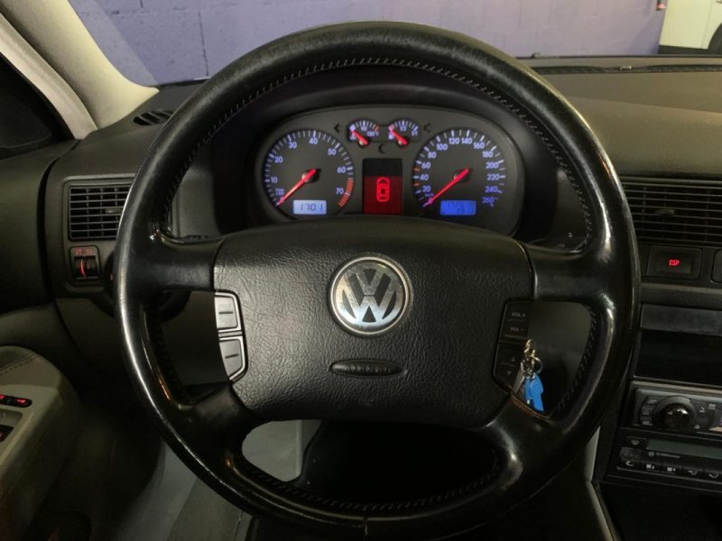 VOLKSWAGEN GOLF IV 2.3 V5 170CH CARAT BVM6 - CUIR - TOIT OUVRANT