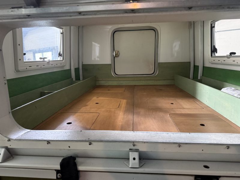 LAND ROVER DEFENDER 130 TD4 CREW CRAB AMÉNAGÉ VOYAGE - 1ER MAIN - ATTELAGE LOURD 