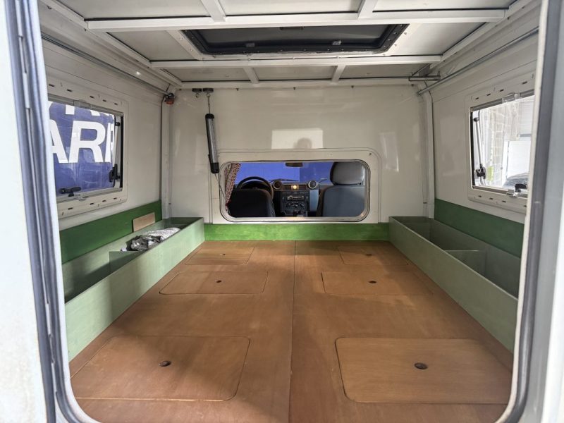 LAND ROVER DEFENDER 130 TD4 CREW CRAB AMÉNAGÉ VOYAGE - 1ER MAIN - ATTELAGE LOURD 